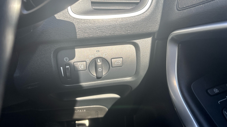 Volvo V40 T2 [122] R DESIGN Pro 5dr Geartronic Petrol Hatchback